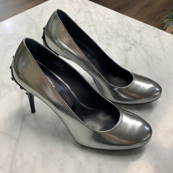 🌟 Tod's Metallic Silver Leather Black Studded Heel Pumps Size 36.5 NEW - Picture 2 of 8